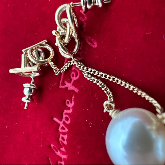 Salvatore Ferragamo Gancini Chain Drop Earrings With Pearl In Gold NEW IN BOX - Picture 10 of 15